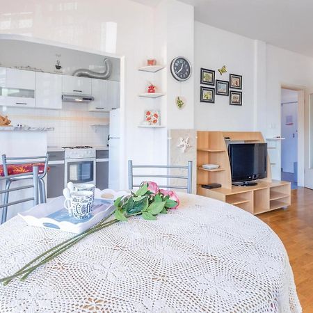 Lovely Apartment In Umag With Kitchen Экстерьер фото