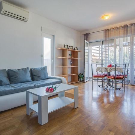 Lovely Apartment In Umag With Kitchen Экстерьер фото