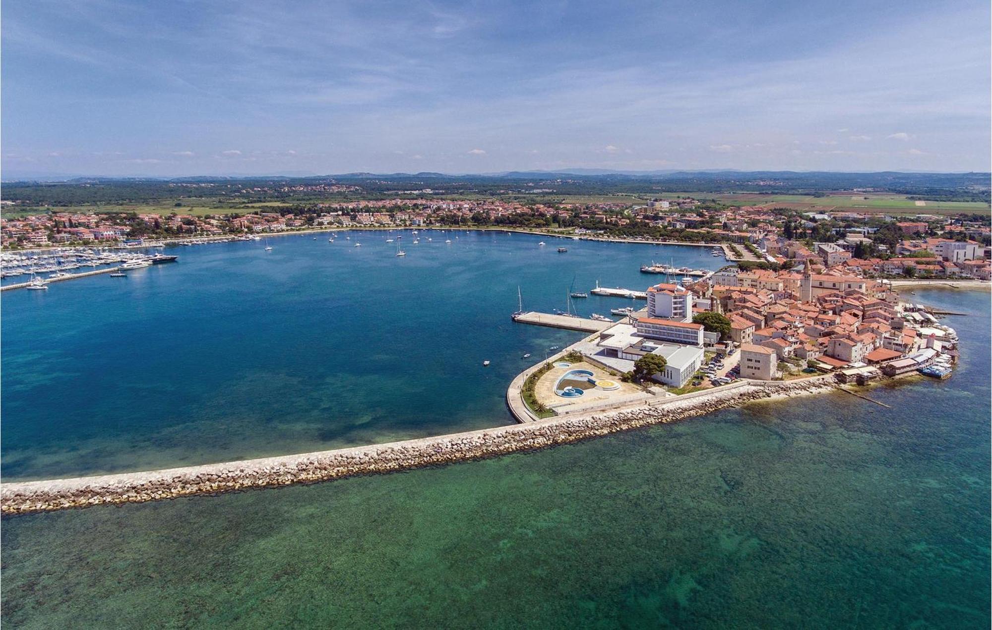 Lovely Apartment In Umag With Kitchen Экстерьер фото