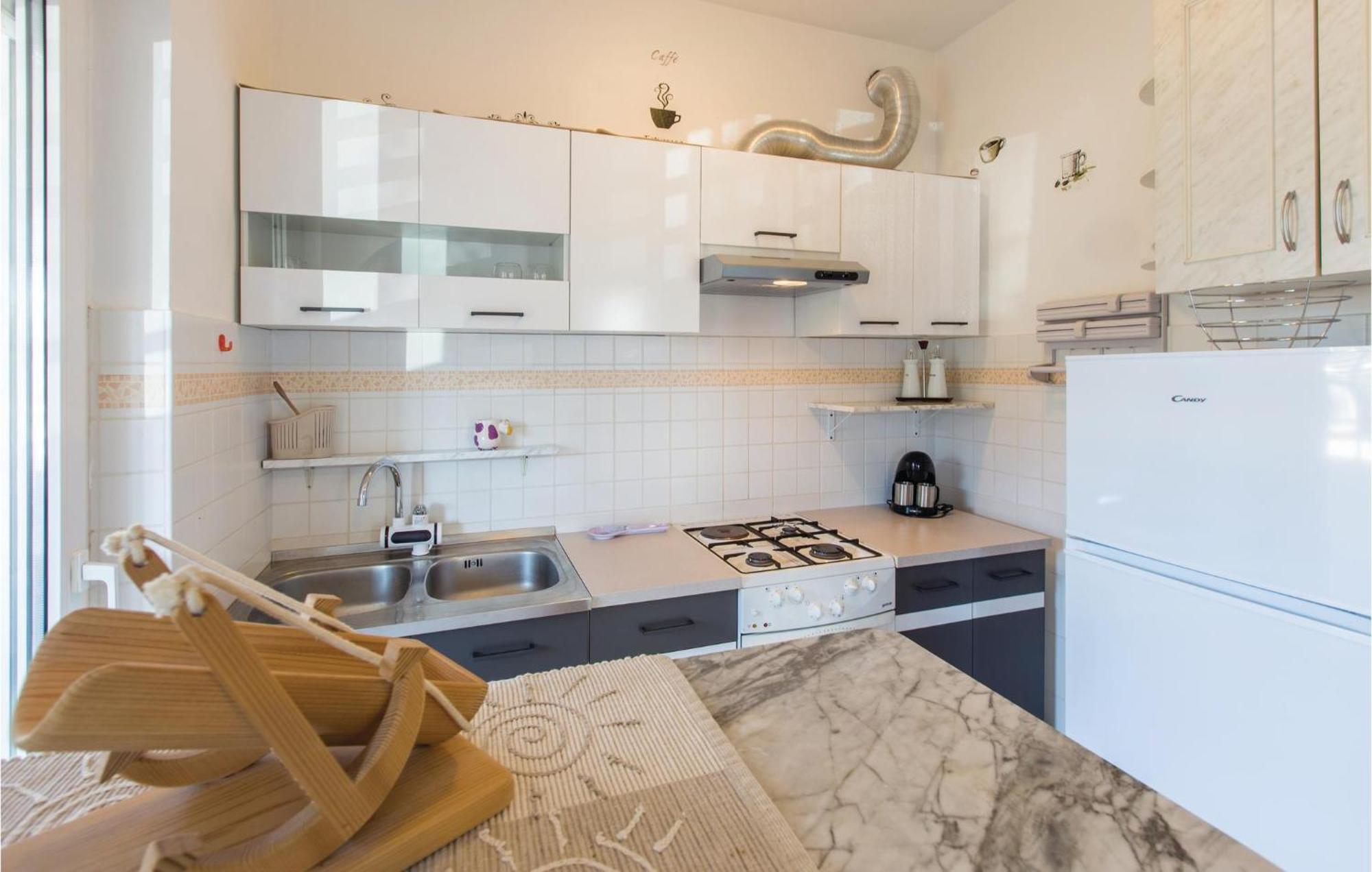 Lovely Apartment In Umag With Kitchen Экстерьер фото