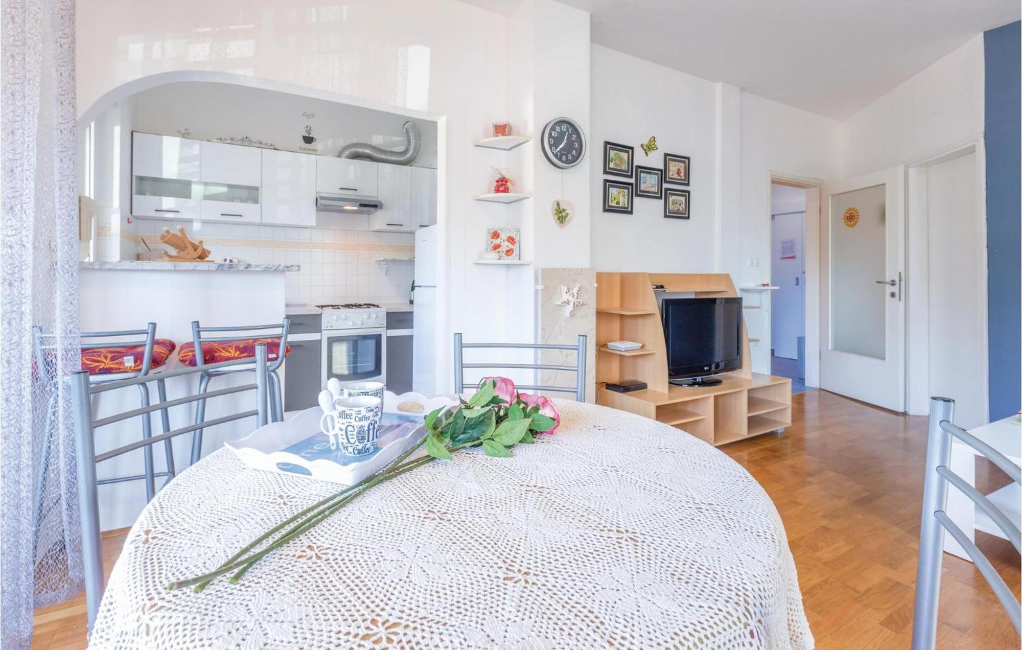 Lovely Apartment In Umag With Kitchen Экстерьер фото