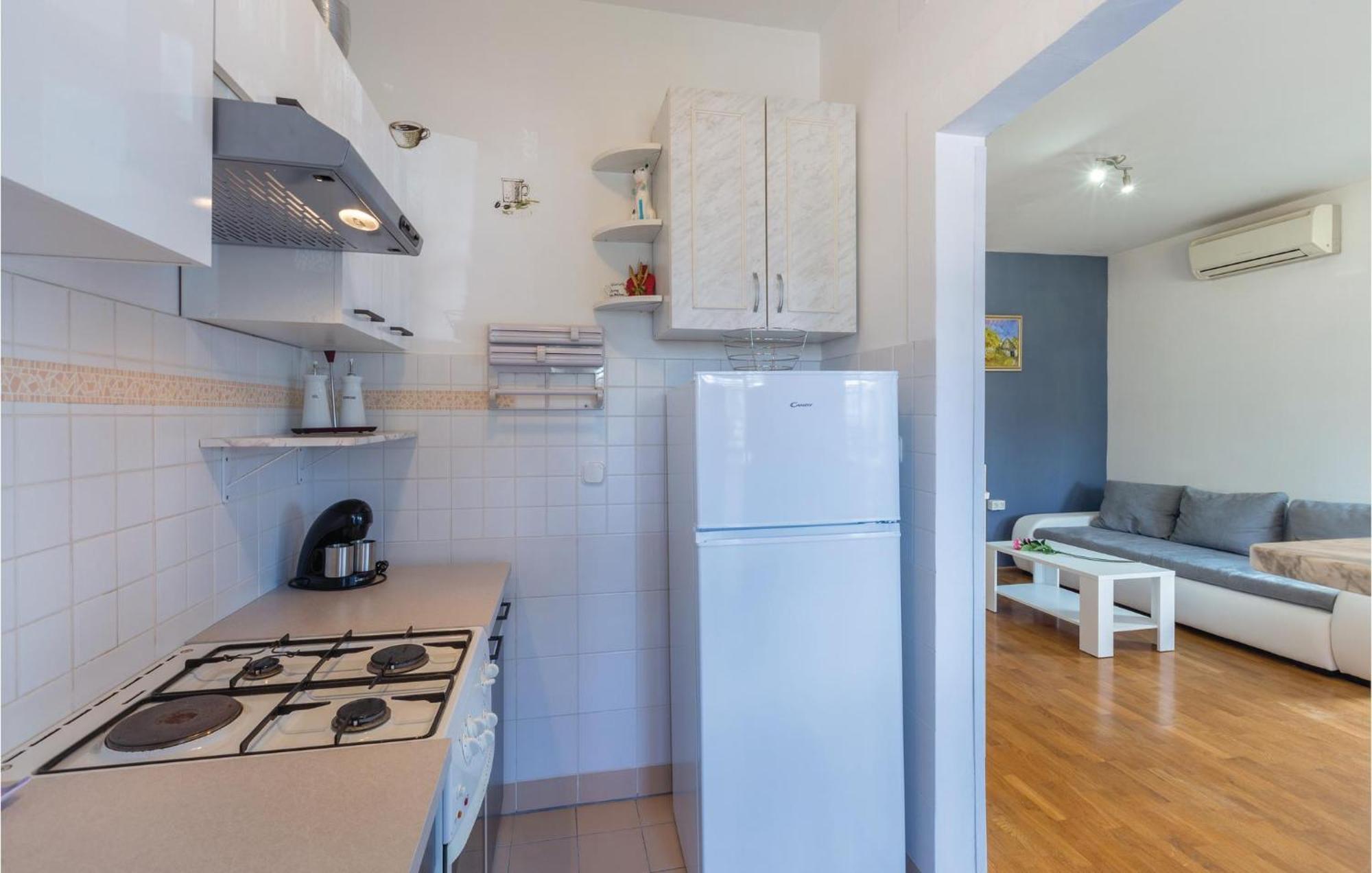 Lovely Apartment In Umag With Kitchen Экстерьер фото