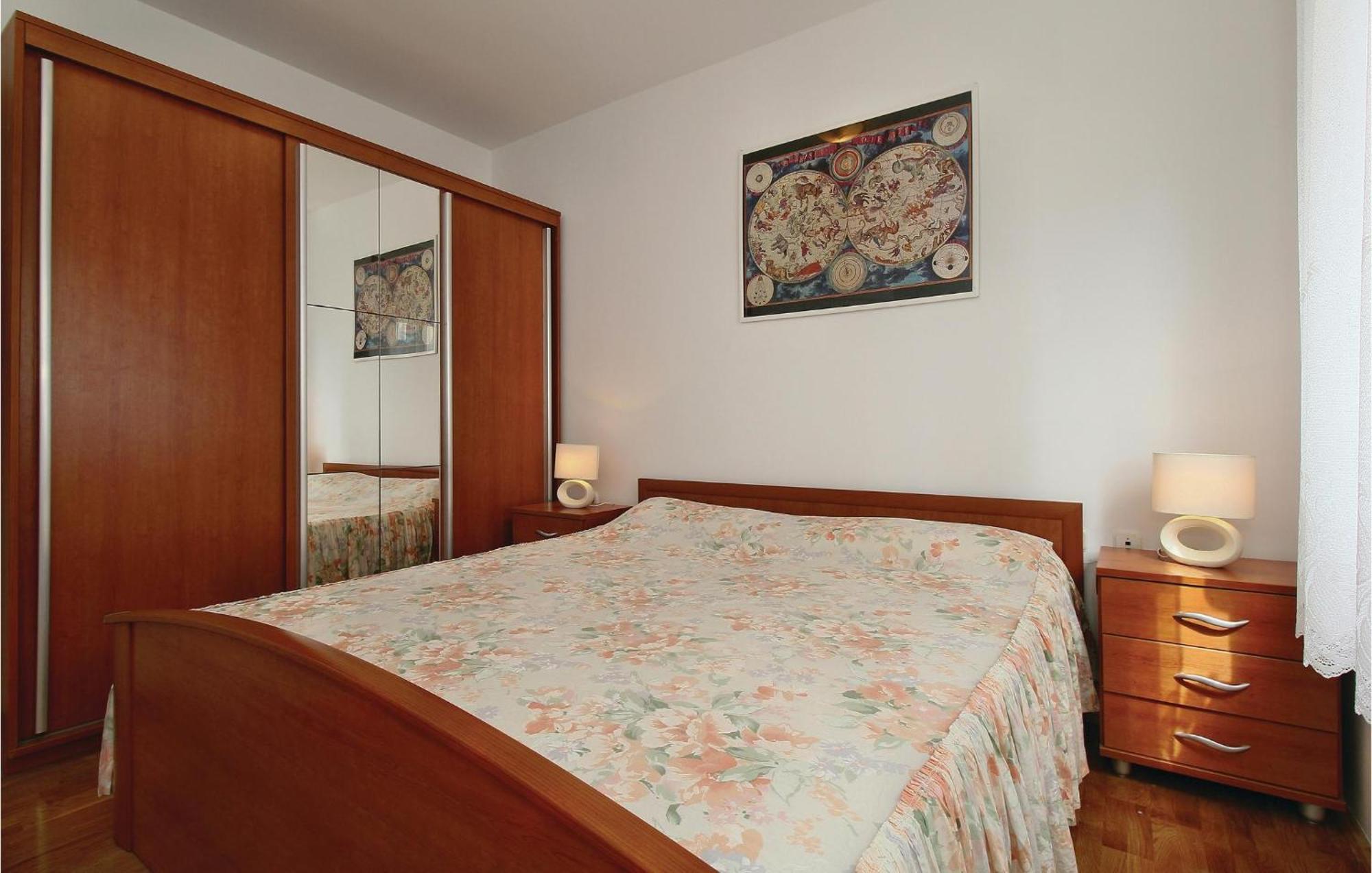 Lovely Apartment In Umag With Kitchen Экстерьер фото