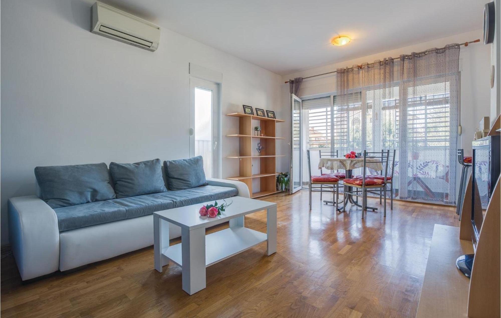 Lovely Apartment In Umag With Kitchen Экстерьер фото