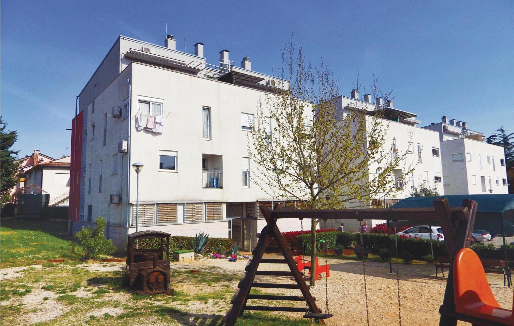 Lovely Apartment In Umag With Kitchen Экстерьер фото
